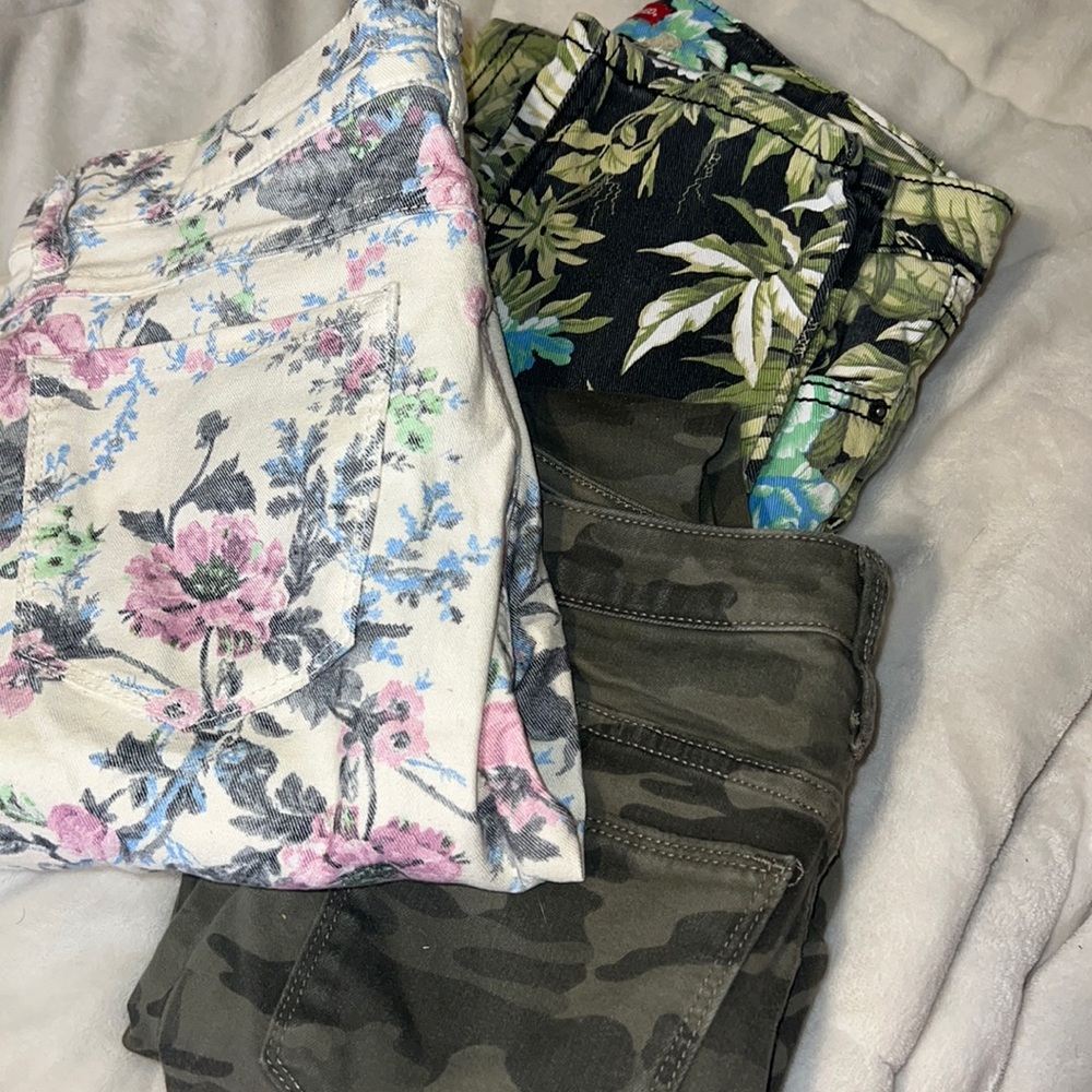 3 pairs of jeans. You can buy all three . Or two , or just one.l